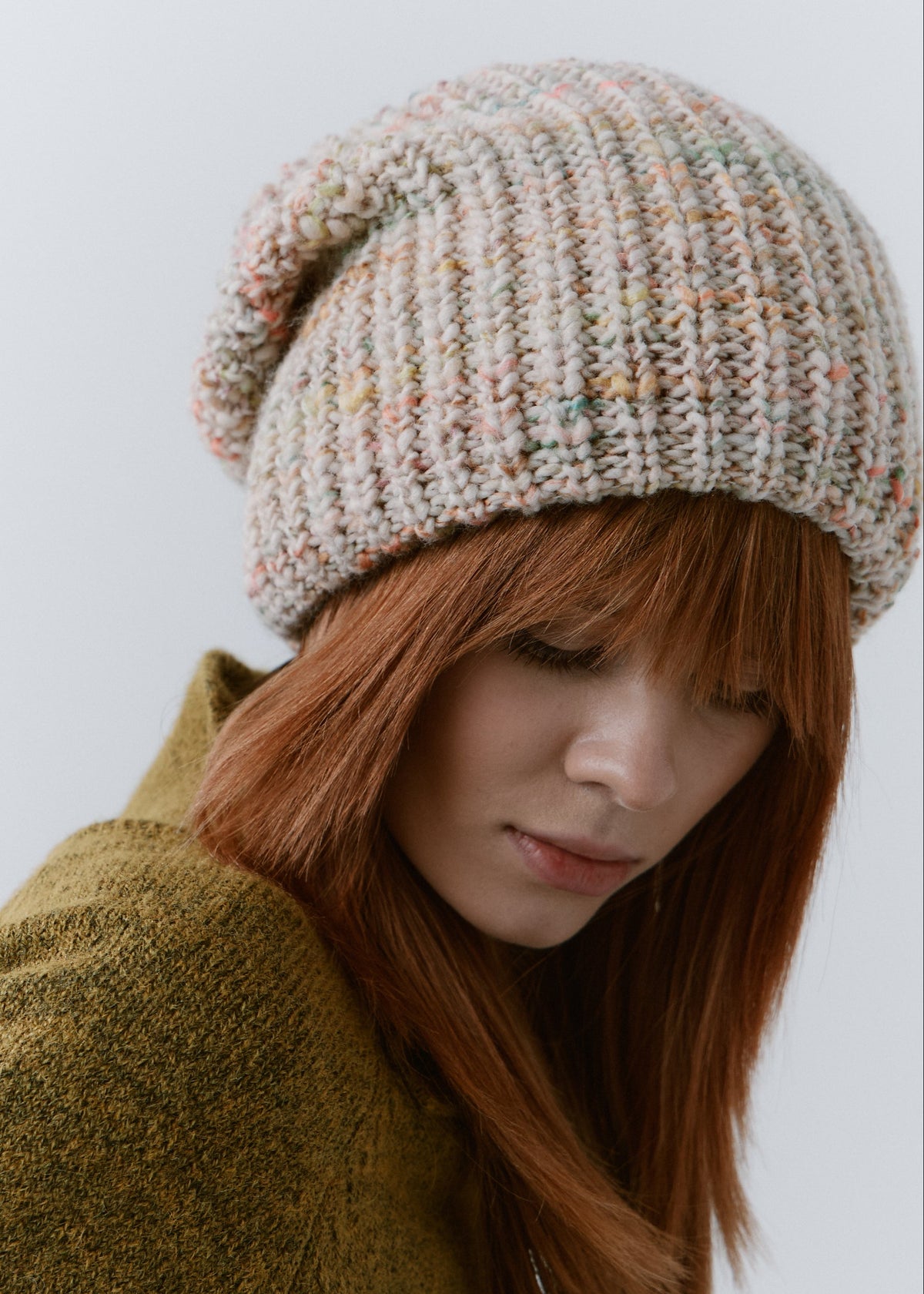 London Snowdrop knit beanie: Looking-down close-up of the pale mixed yarn