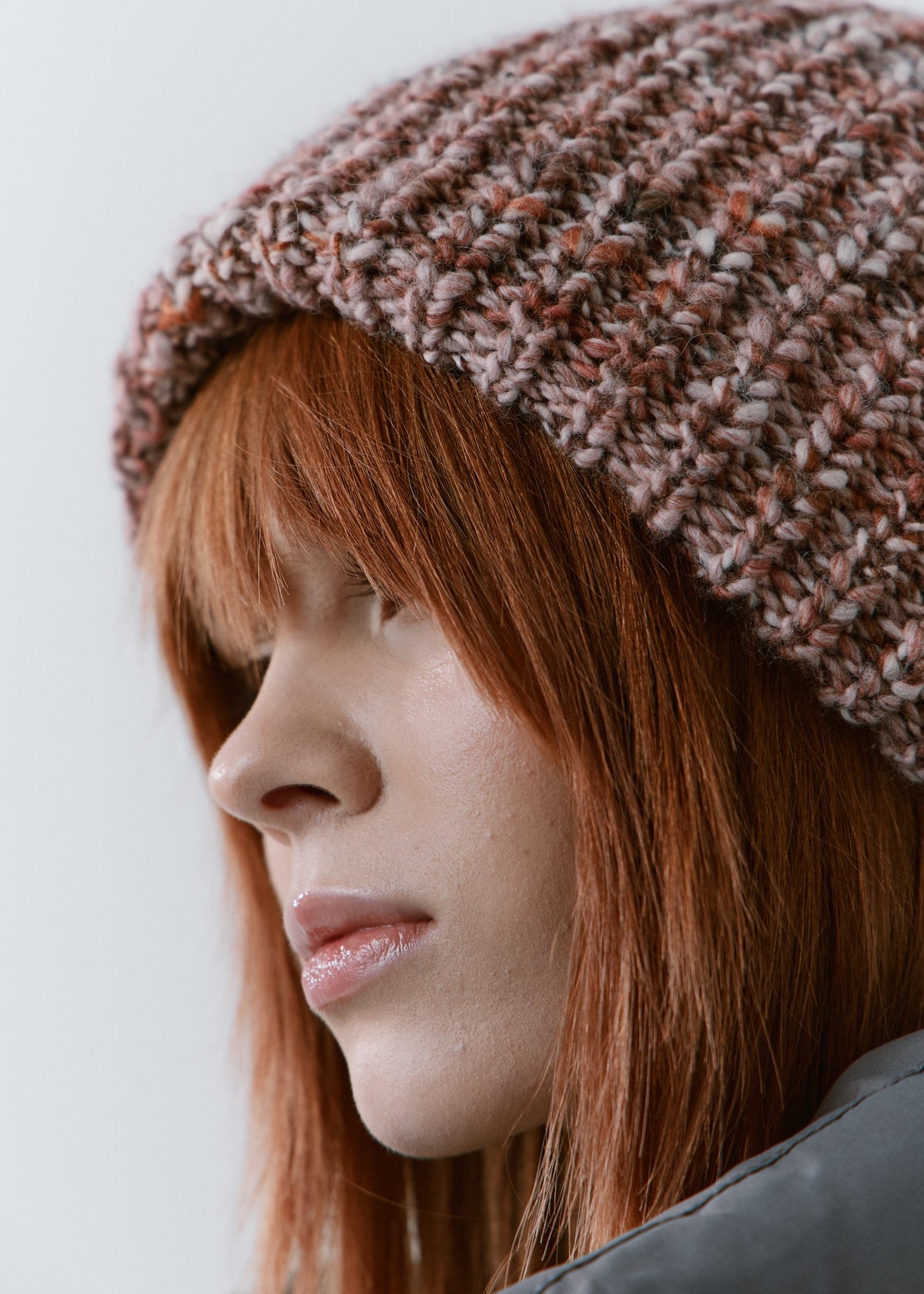 London Rose knit beanie: Close-up of the rose-toned yarn