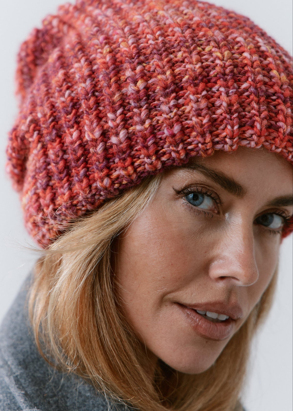 London Red knit beanie: Close-up of the red mixed yarn
