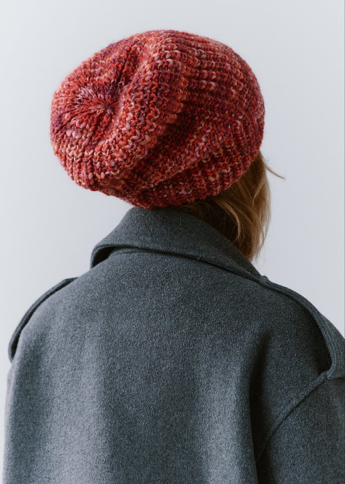 London Red knit beanie: Back view of the gathered crown