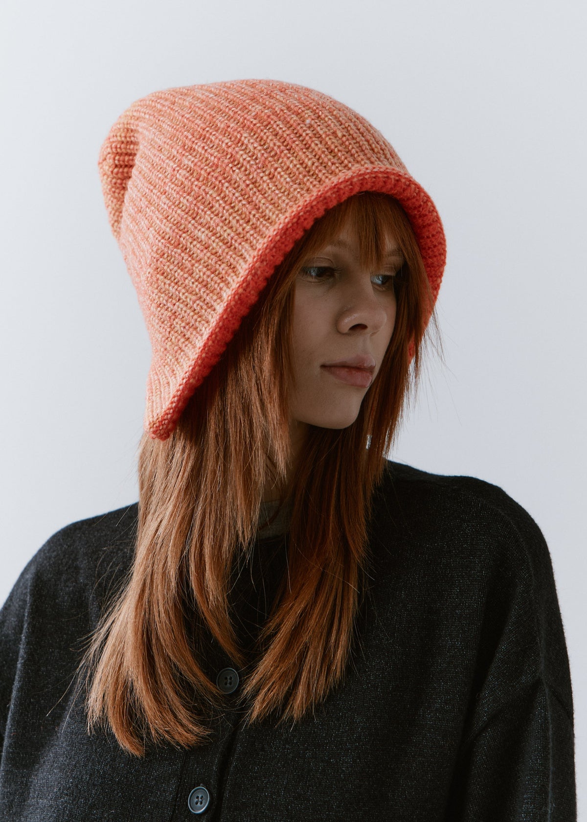 Lisse Orange & Red reversible wool beanie: Three-quarter view with the red inner edge