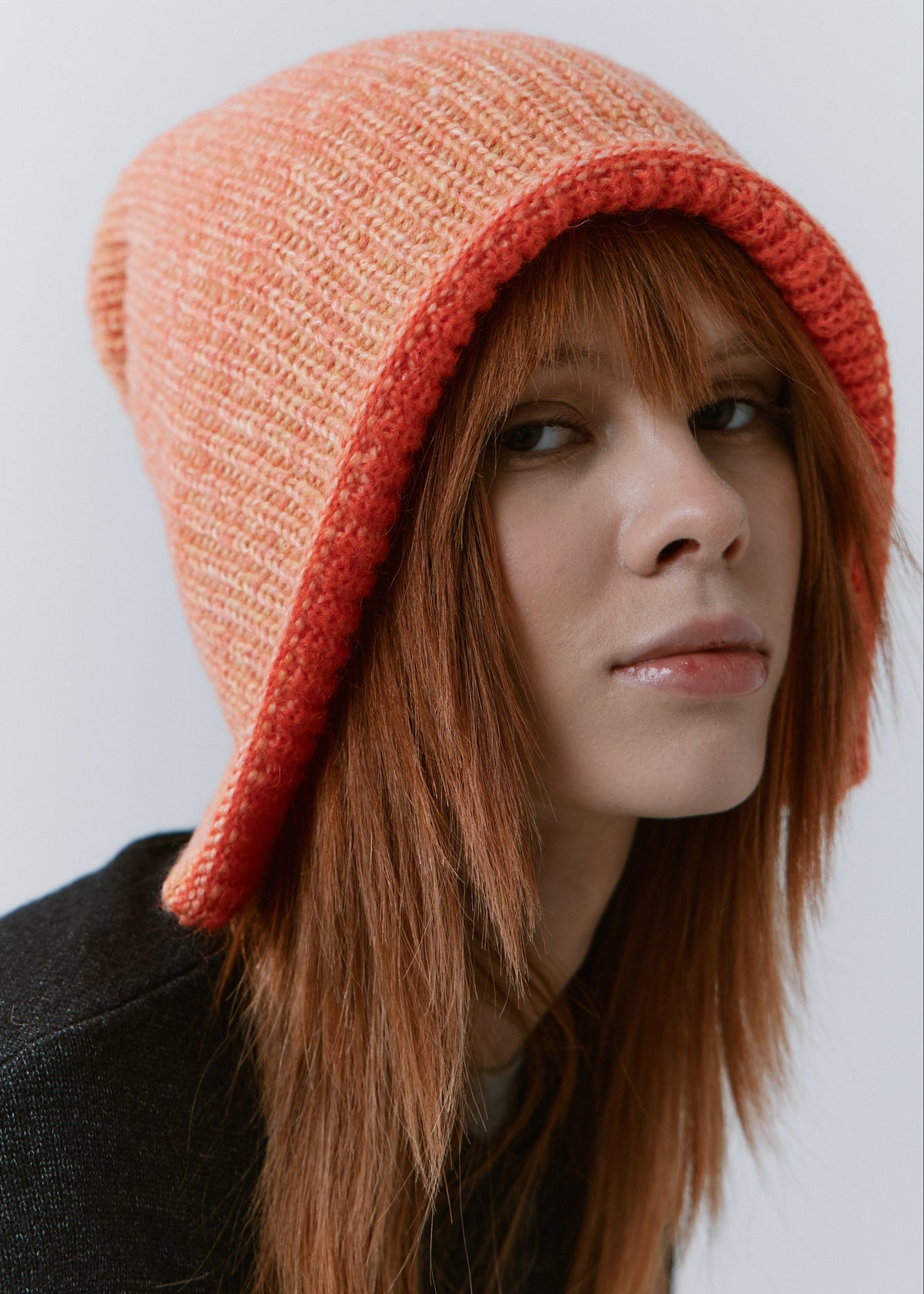 Lisse Orange & Red reversible wool beanie: Close-up of the orange outer knit and red edge