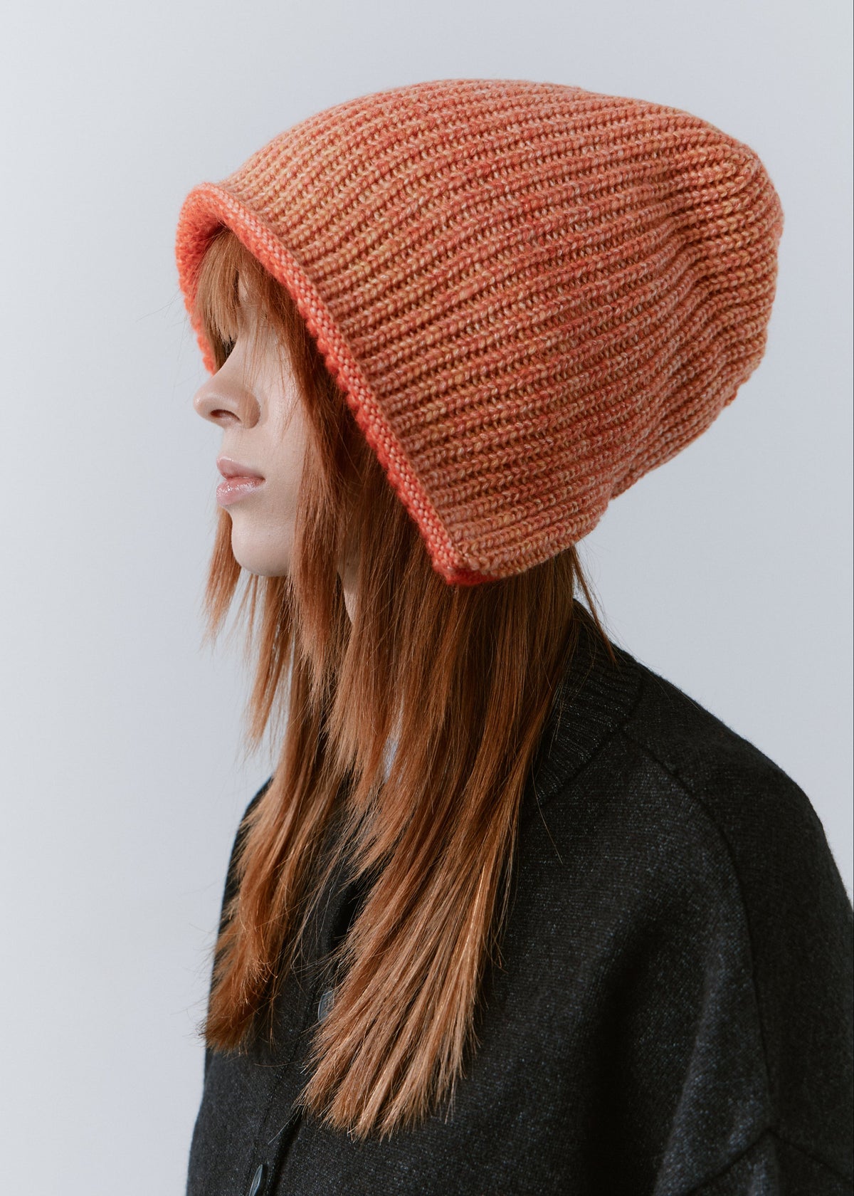 Lisse Orange & Red reversible wool beanie: Side profile showing the slouchy crown