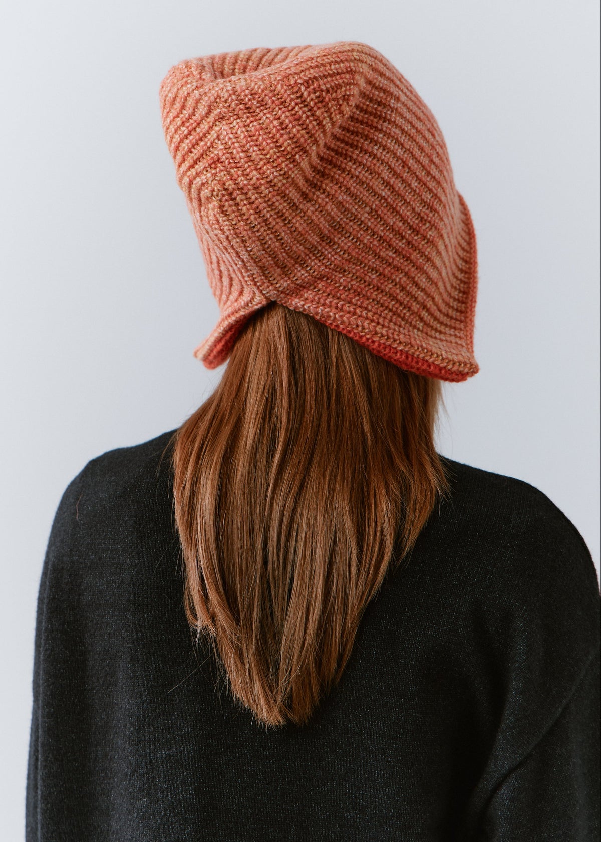 Lisse Orange & Red reversible wool beanie: Back view of the gathered knit crown