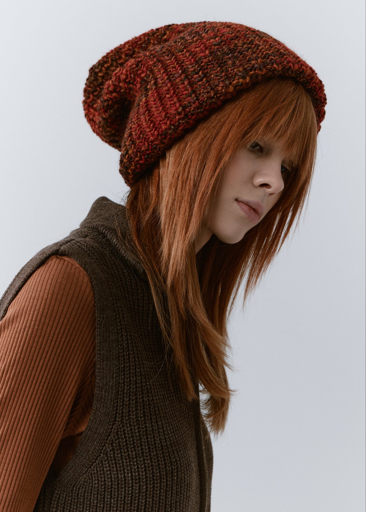 London Brown knit beanie: Side portrait with relaxed crown