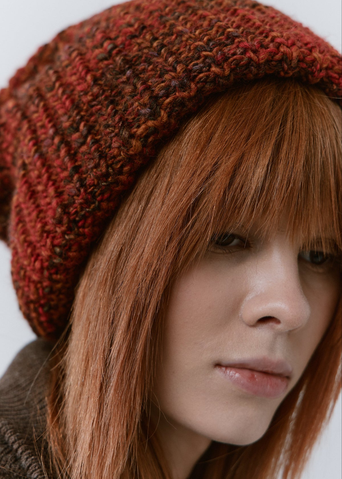 London Brown knit beanie: Close-up of the mixed brown yarn