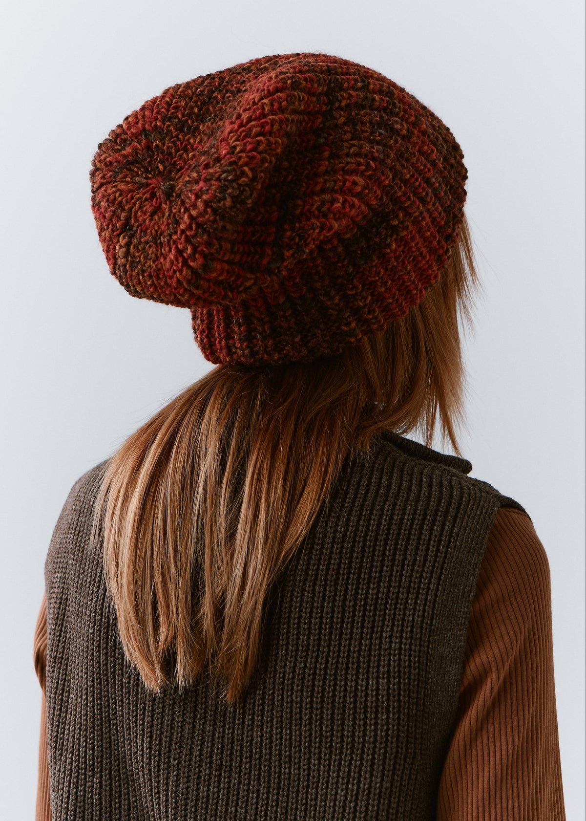 London Brown knit beanie: Rear three-quarter view of the gathered crown