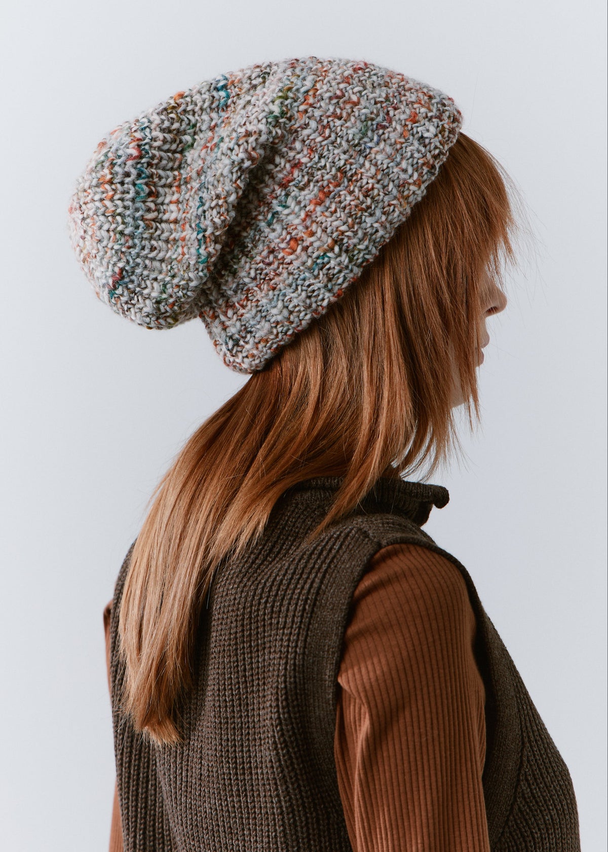 London FAN knit beanie: Rear side view of the slouchy crown