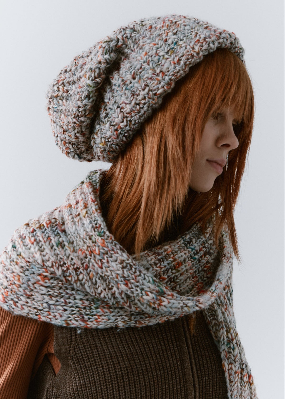 BRIKOLY FAN multicolor ribbed knit scarf worn across the shoulders in a side view on a model.