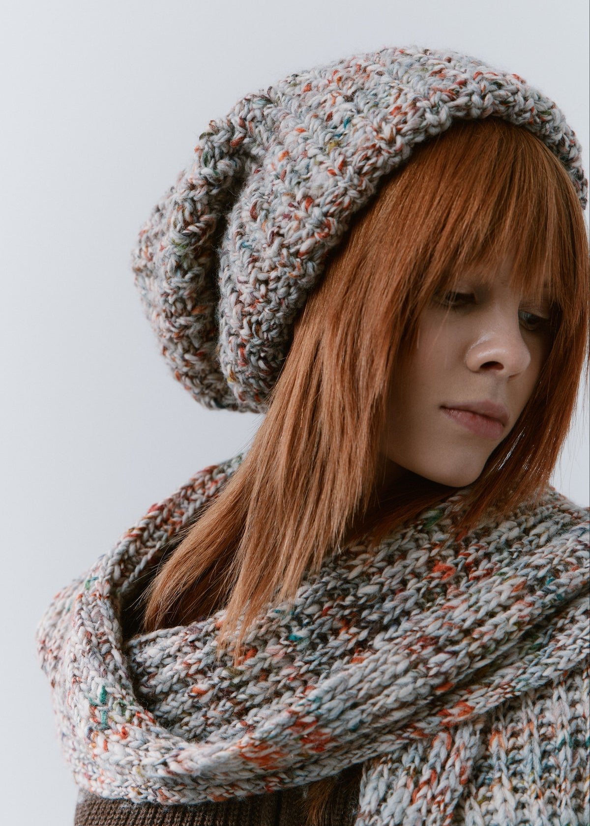 BRIKOLY FAN multicolor ribbed knit scarf wrapped around the neck in a close three-quarter view on a model.
