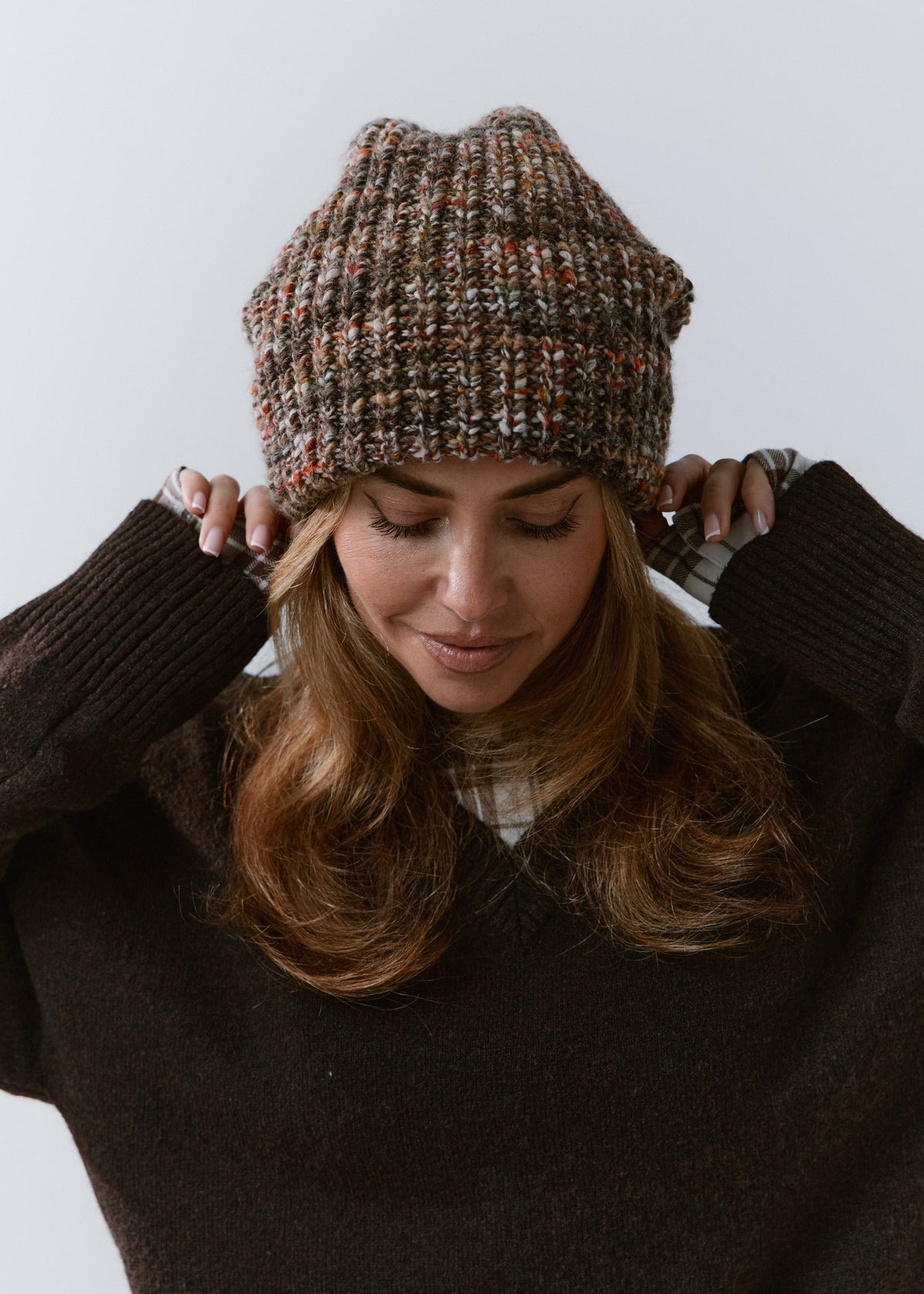 London Multicolor knit beanie: Front portrait with hands at the brim
