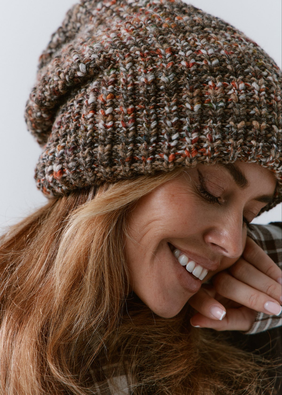 London Multicolor knit beanie: Close-up of the brown mixed yarn