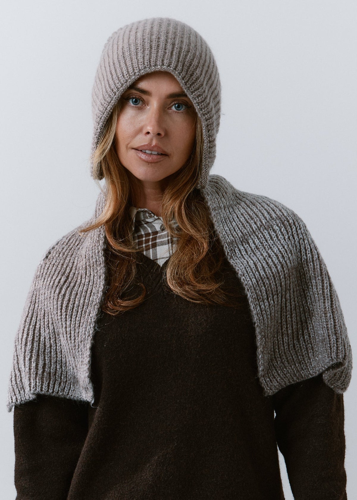 BRIKOLY Lisse Gray ribbed knit scarf draped over a model's shoulders.