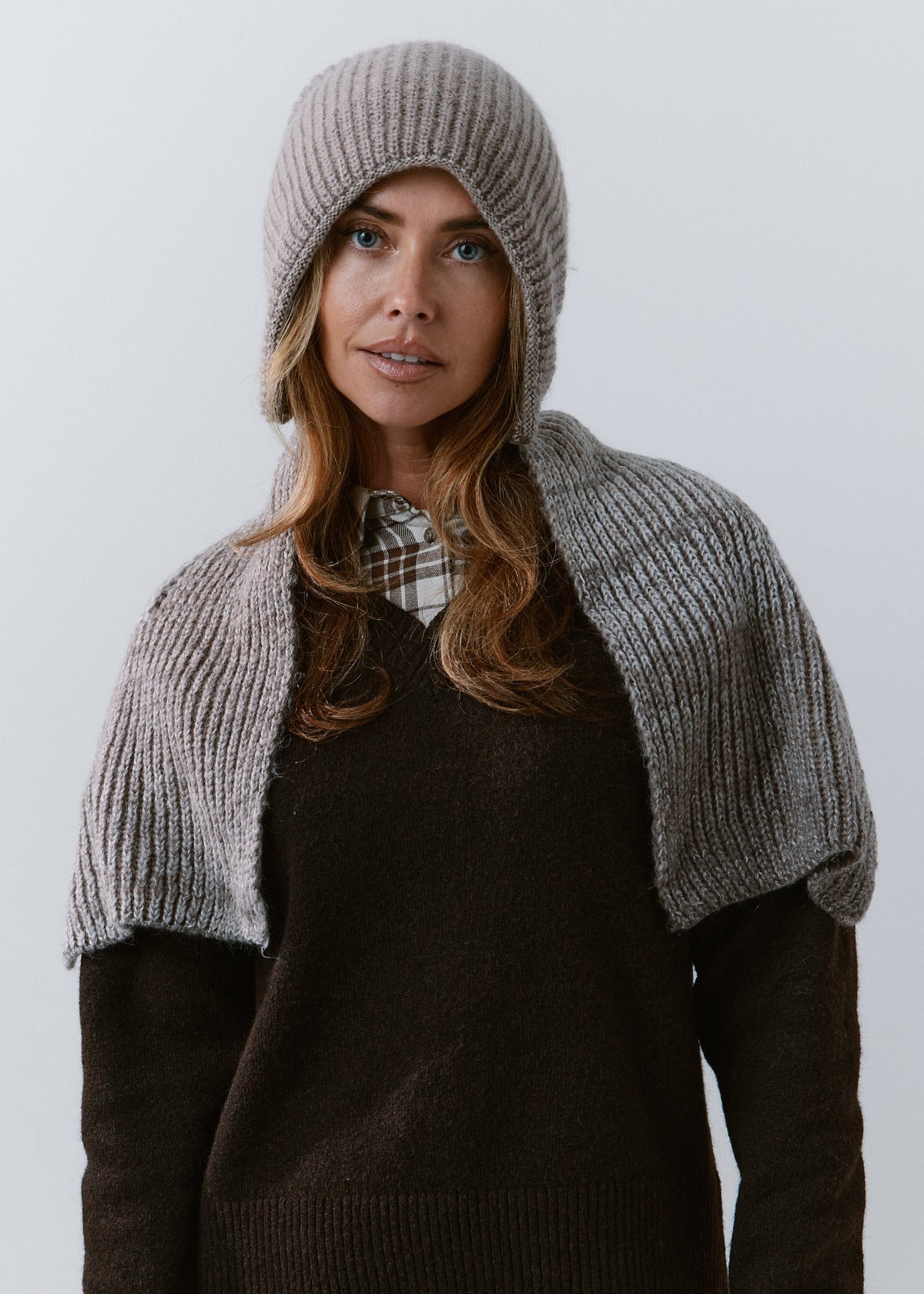 BRIKOLY Lisse Gray reversible ribbed knit beanie shown in a front view with a matching scarf draped over the shoulders.