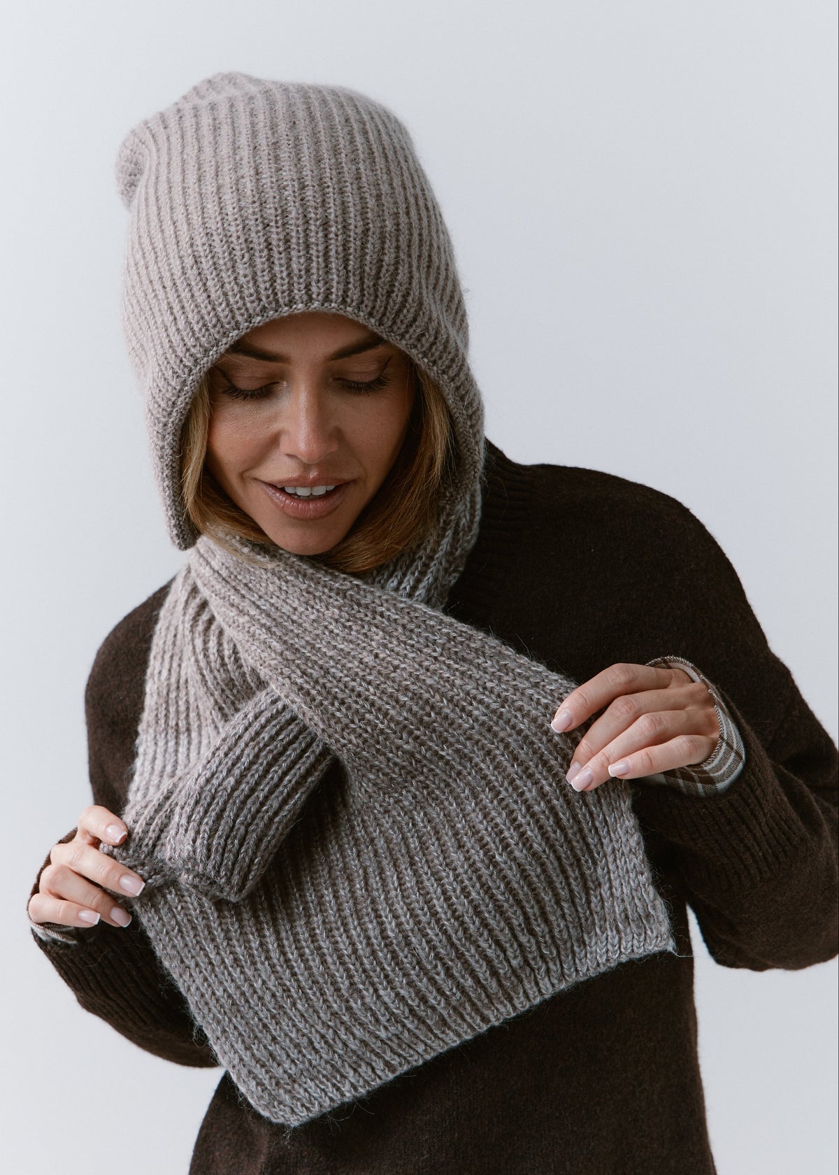 BRIKOLY Lisse Gray ribbed knit scarf held by a model to show the ribbed knit and crossed ends.