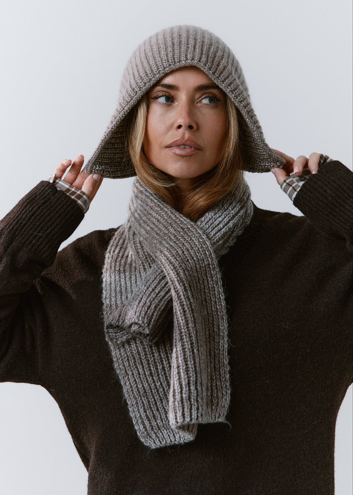 BRIKOLY Lisse Gray ribbed knit scarf worn by a model adjusting a matching beanie.
