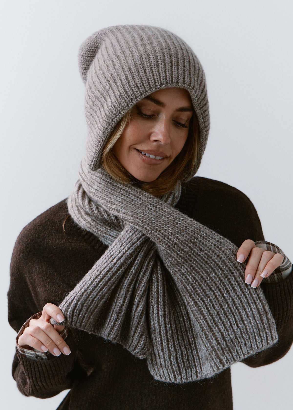 BRIKOLY Lisse Gray ribbed knit scarf held open by a model to show its wide ribbed end.