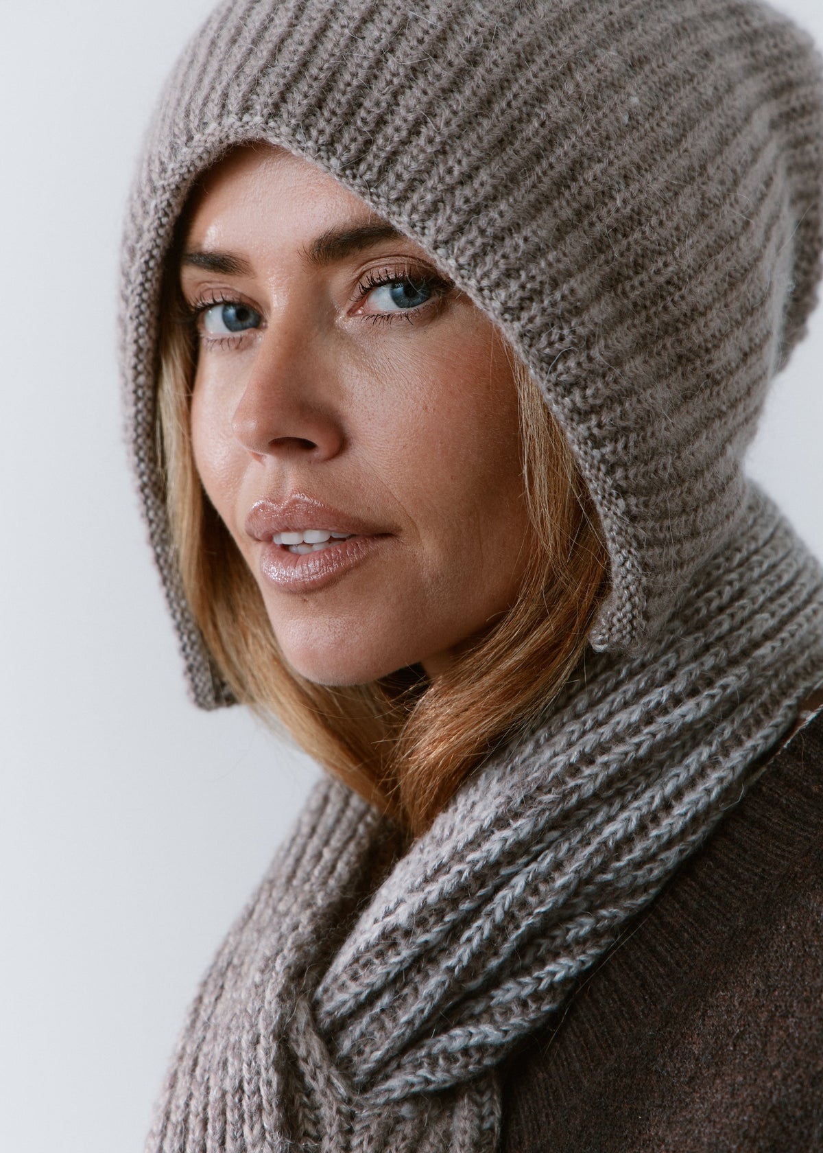 BRIKOLY Lisse Gray reversible ribbed knit beanie shown close up with a matching scarf to reveal the gray ribbed knit.