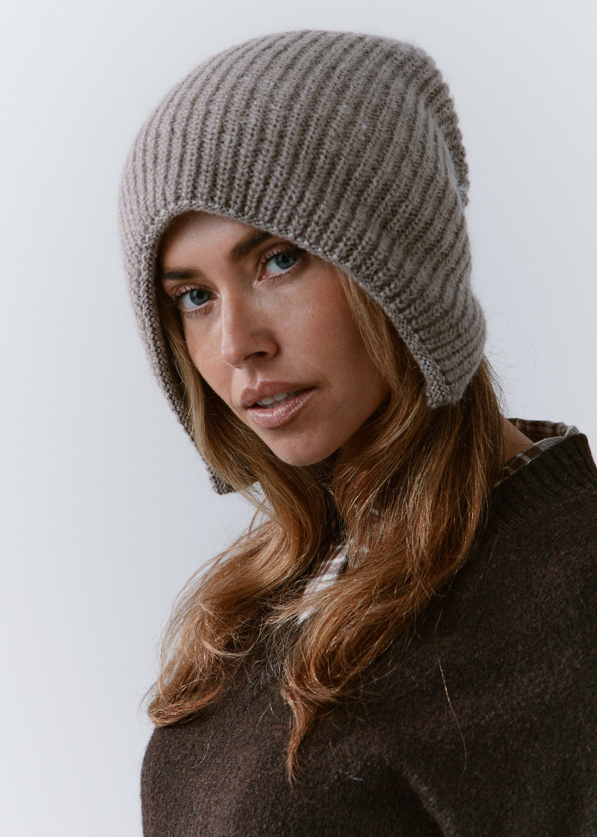 BRIKOLY Lisse Gray reversible ribbed knit beanie shown in a three-quarter view on a model.