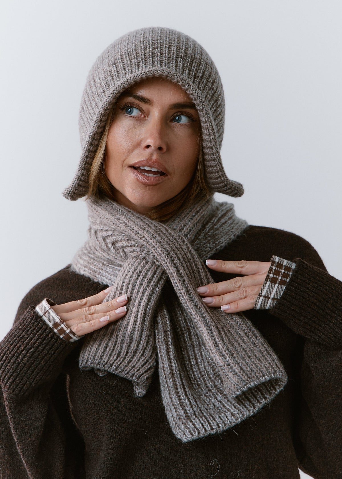 BRIKOLY Lisse Gray ribbed knit scarf secured around a model's neck with the ribbed ends in front.