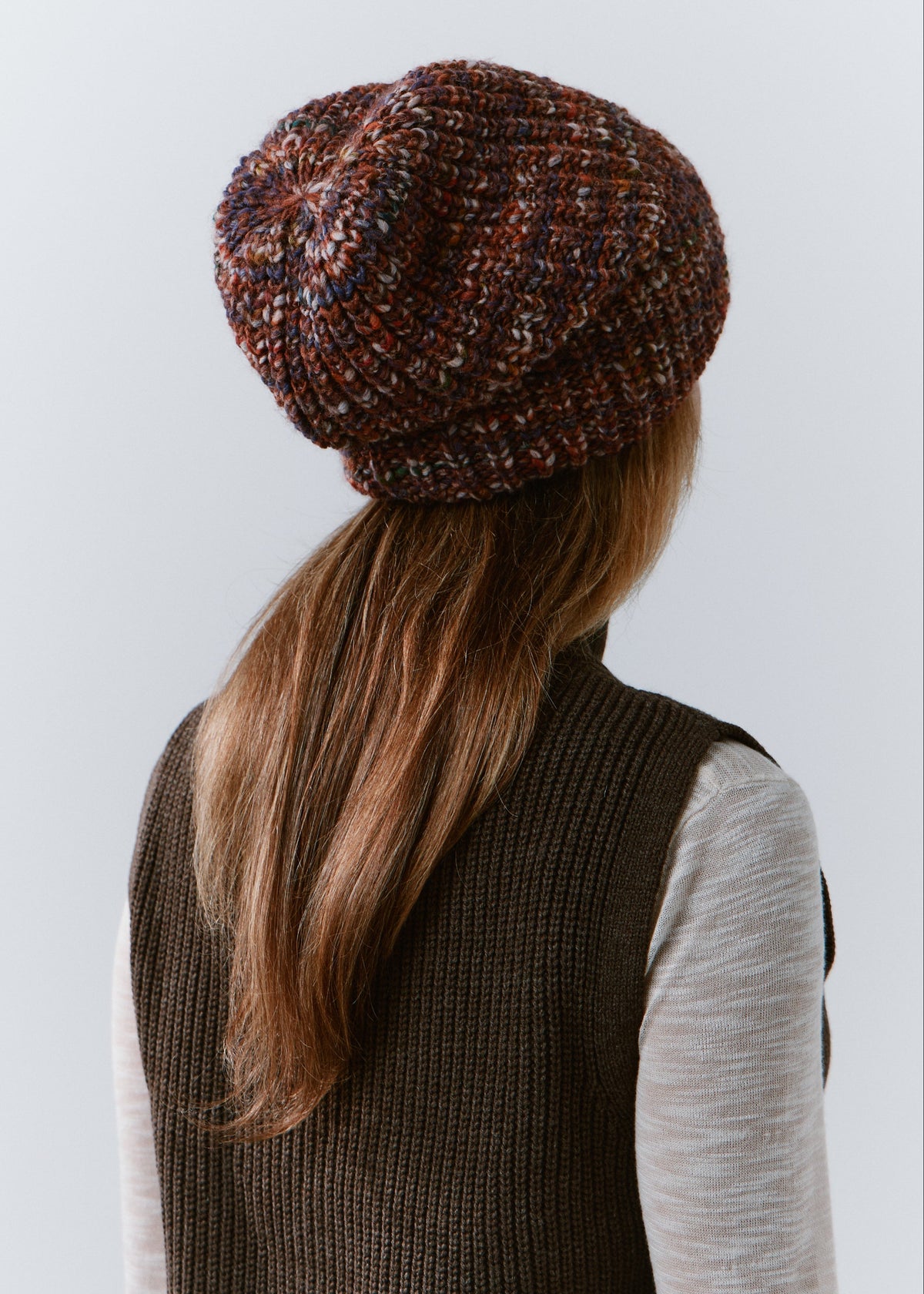 London Eggplant knit beanie: Back view of the gathered crown