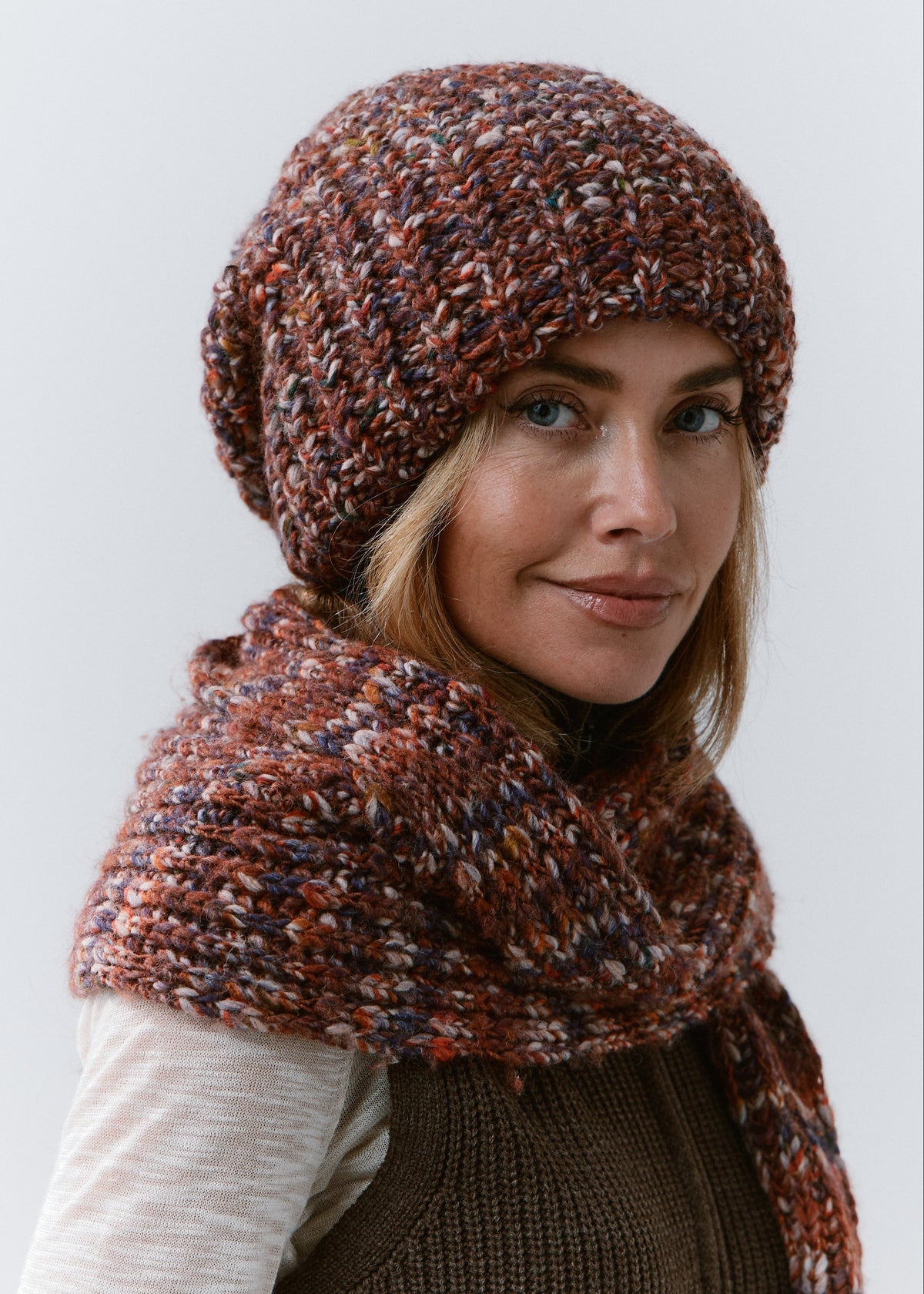 BRIKOLY Eggplant multicolor ribbed knit scarf wrapped around a model's shoulders in a close side view.