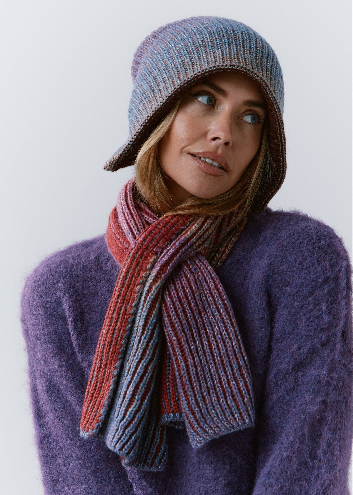 BRIKOLY Lisse Violet multicolor ribbed knit scarf wrapped around a model's neck in a three-quarter view.