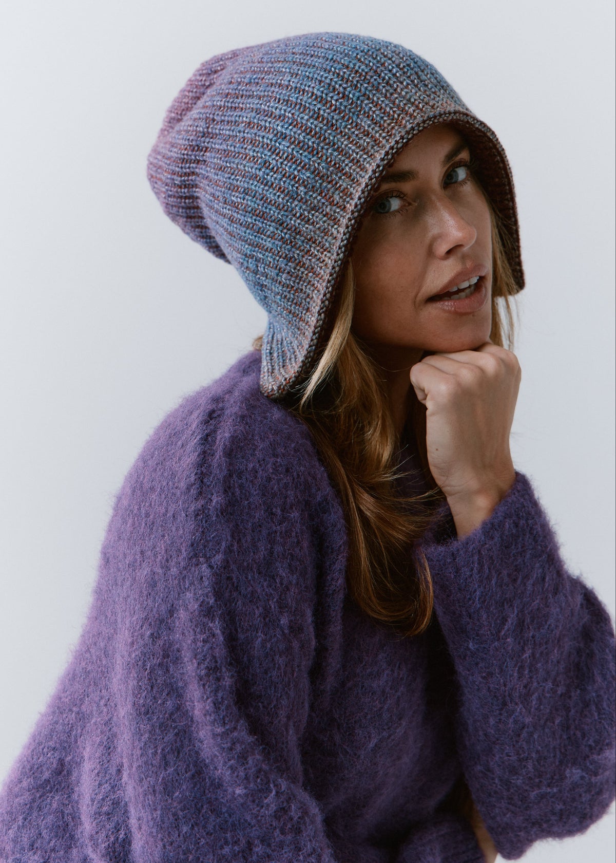 BRIKOLY Lisse Violet reversible ribbed knit beanie worn by a model looking toward the camera.