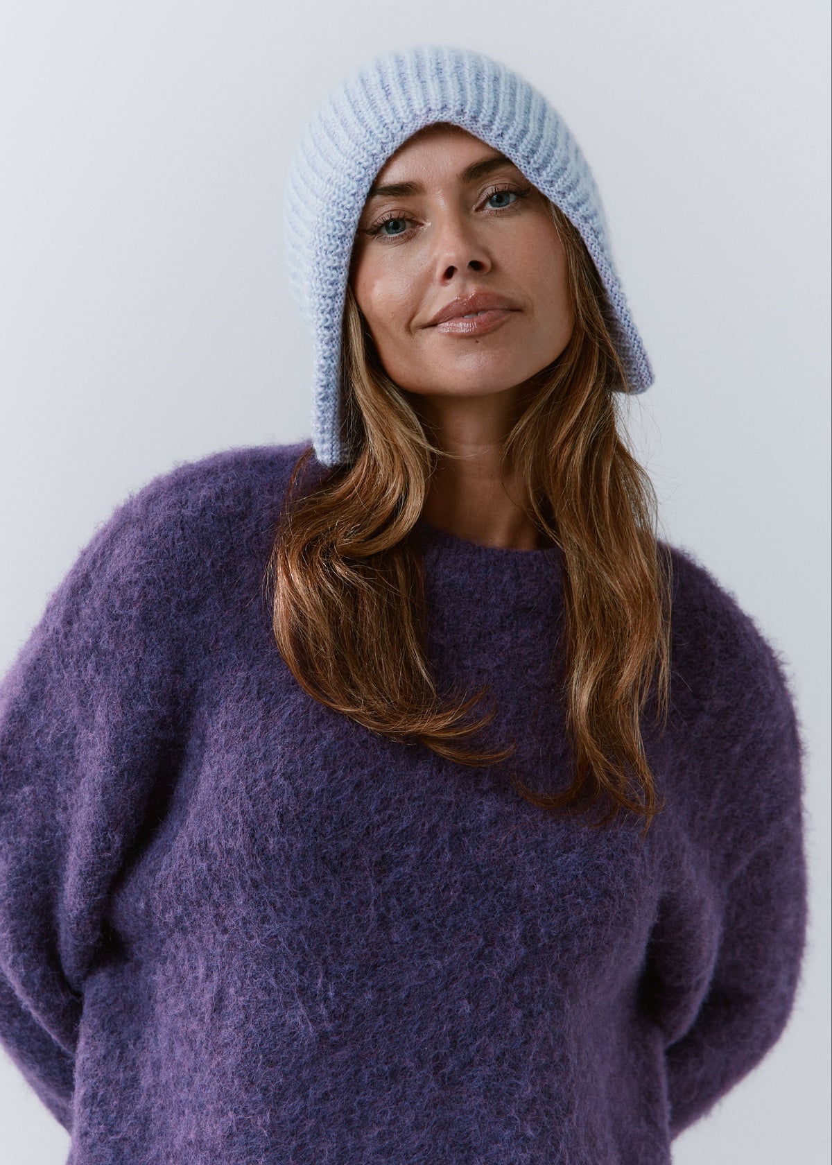 BRIKOLY Lisse Pink reversible knit beanie in pale blue and lilac tones, worn by a model in a front view.