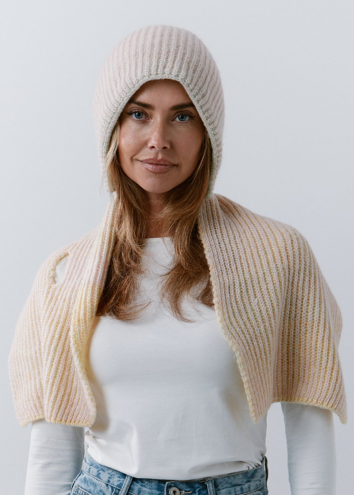 BRIKOLY Lisse Multi reversible ribbed knit beanie worn by a model with a matching scarf draped over the shoulders.