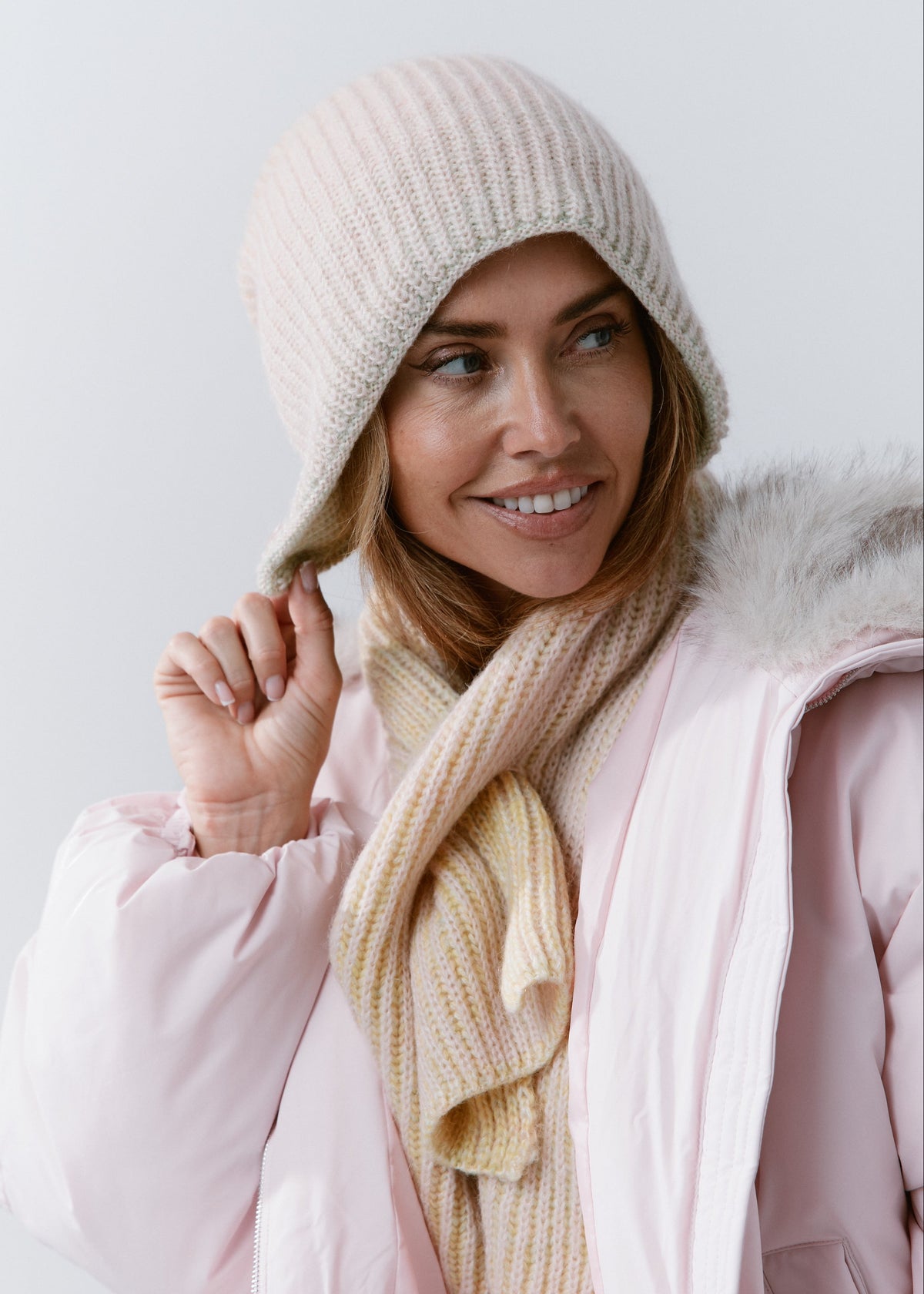 BRIKOLY Lisse Multicolor pale ribbed knit scarf worn by a model looking to the side.