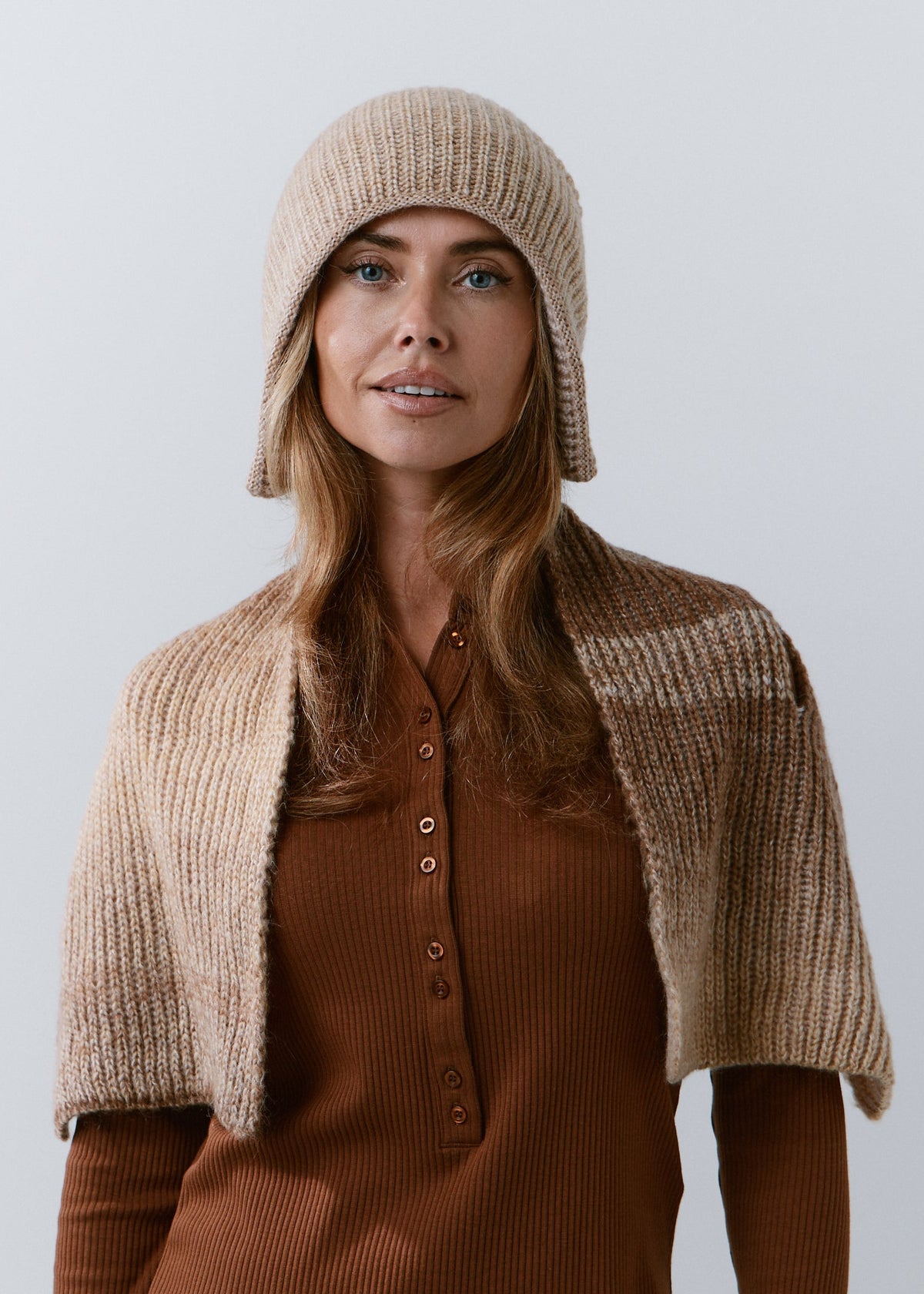 BRIKOLY Lisse Brown ribbed knit scarf draped over a model's shoulders.