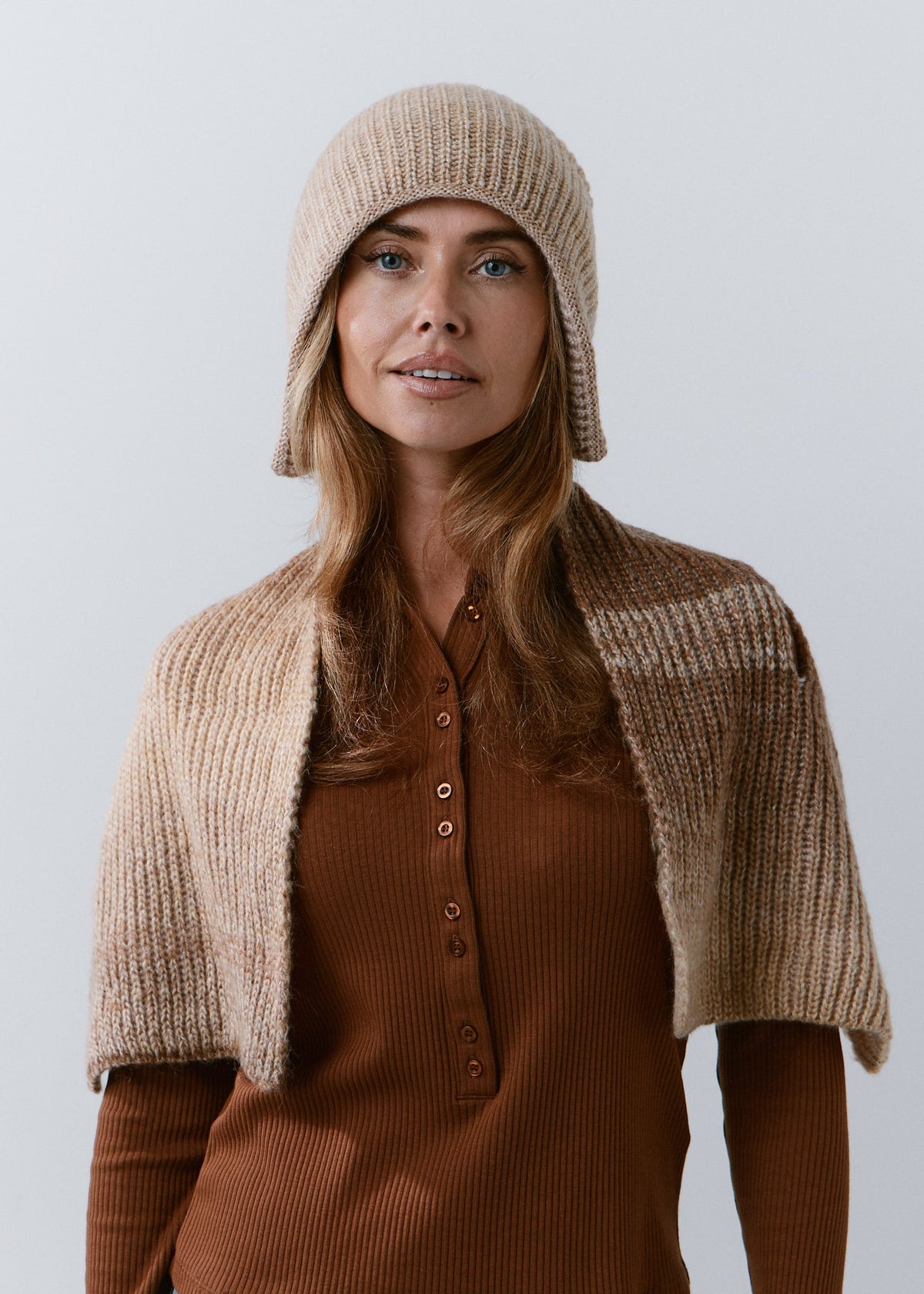 BRIKOLY Lisse Brown reversible ribbed knit beanie shown in a front view with a matching scarf draped over the shoulders.