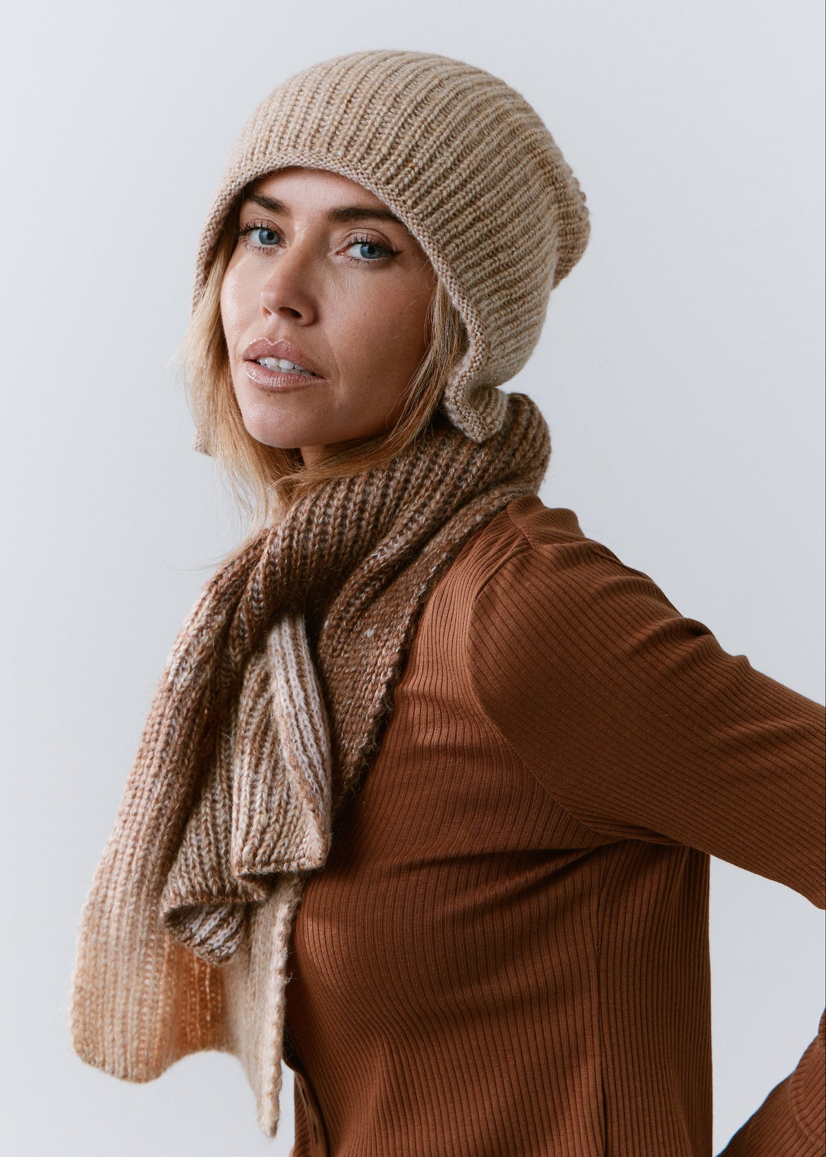 BRIKOLY Lisse Brown ribbed knit scarf worn by a model in a side view.