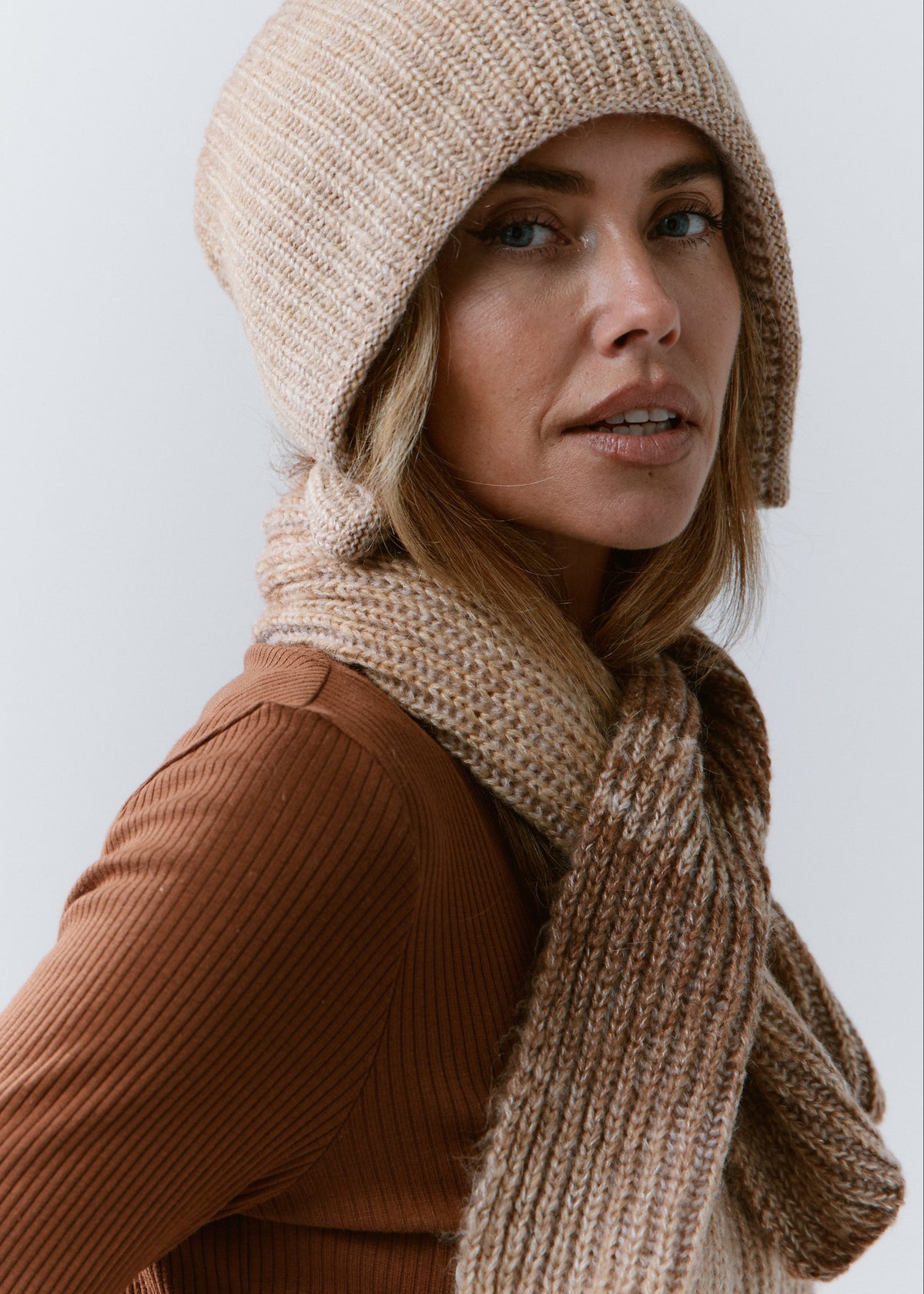BRIKOLY Lisse Brown ribbed knit scarf wrapped around a model's neck in a close three-quarter view.