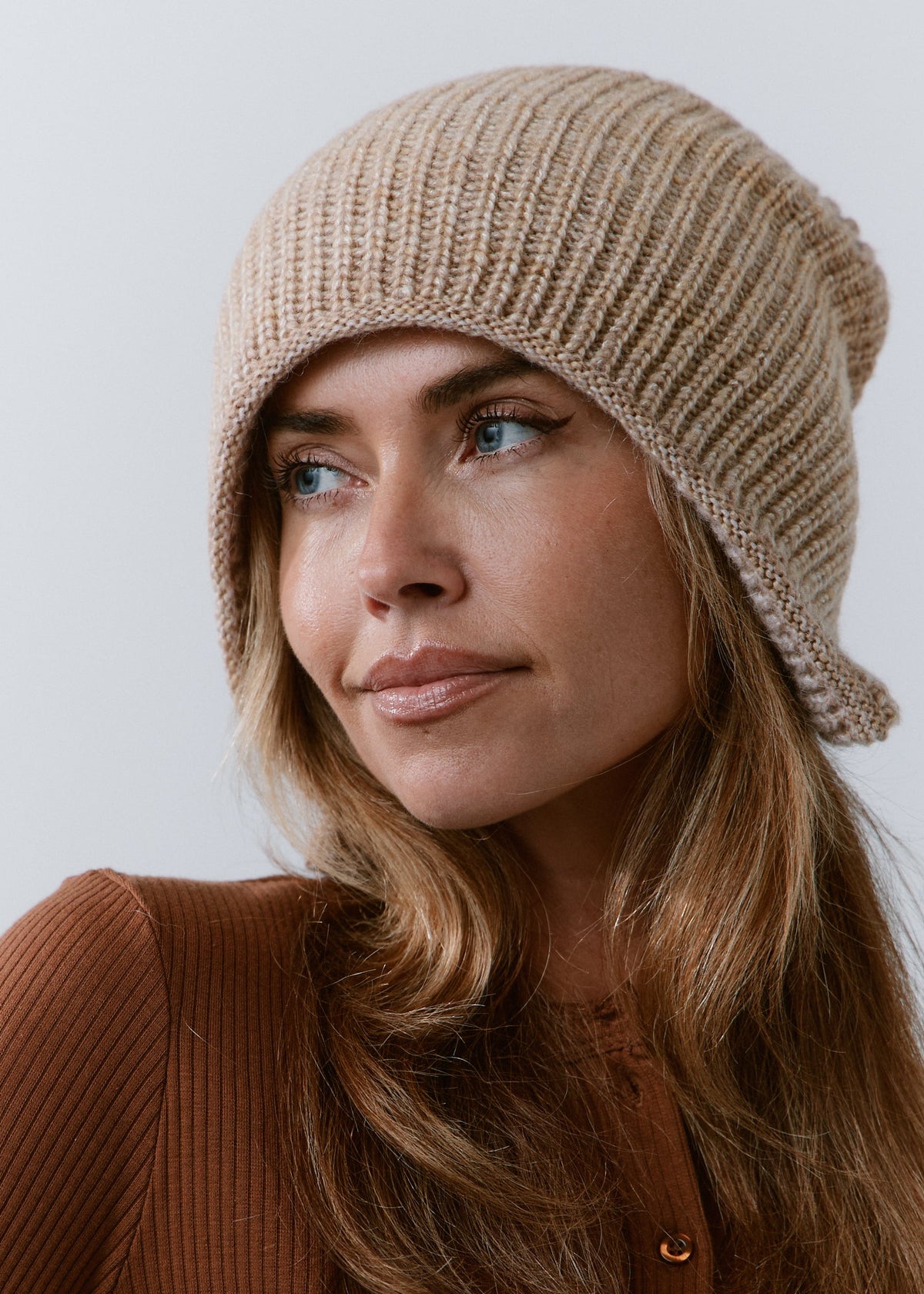 BRIKOLY Lisse Brown reversible ribbed knit beanie worn by a model looking to the side in a close front view.