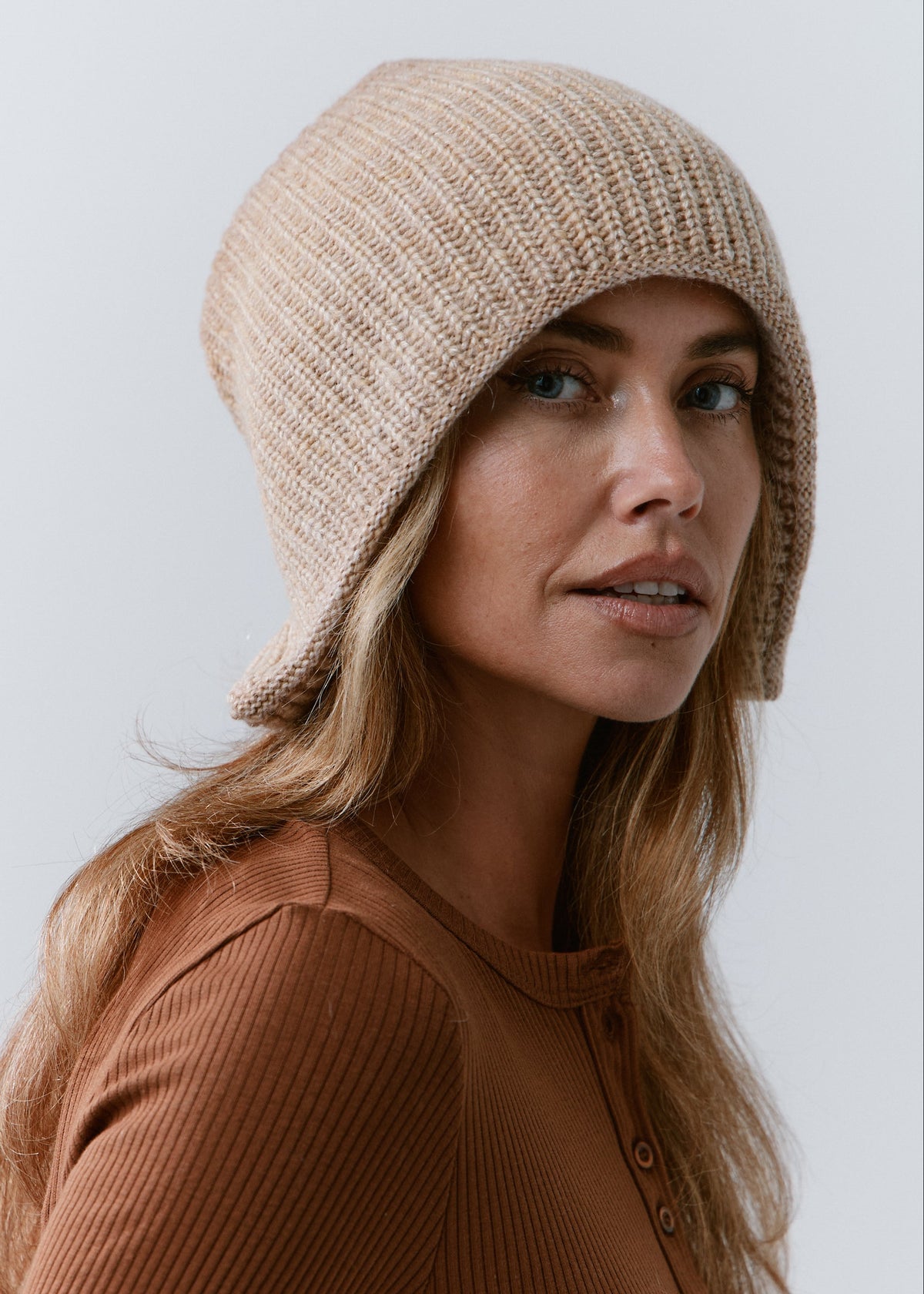 BRIKOLY Lisse Brown reversible ribbed knit beanie shown in a close three-quarter view on a model.