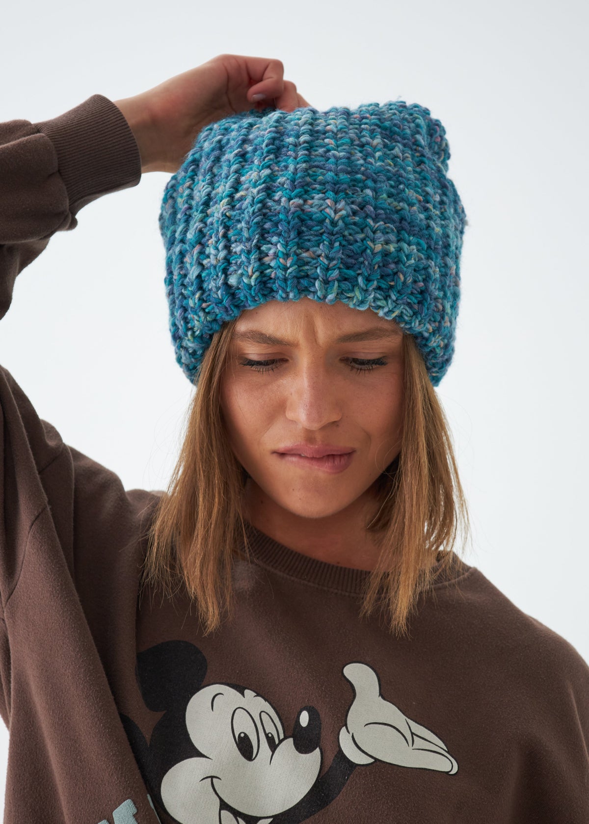 Oversized Tiffany double-layer wool hat: Front view with a hand shaping the crown