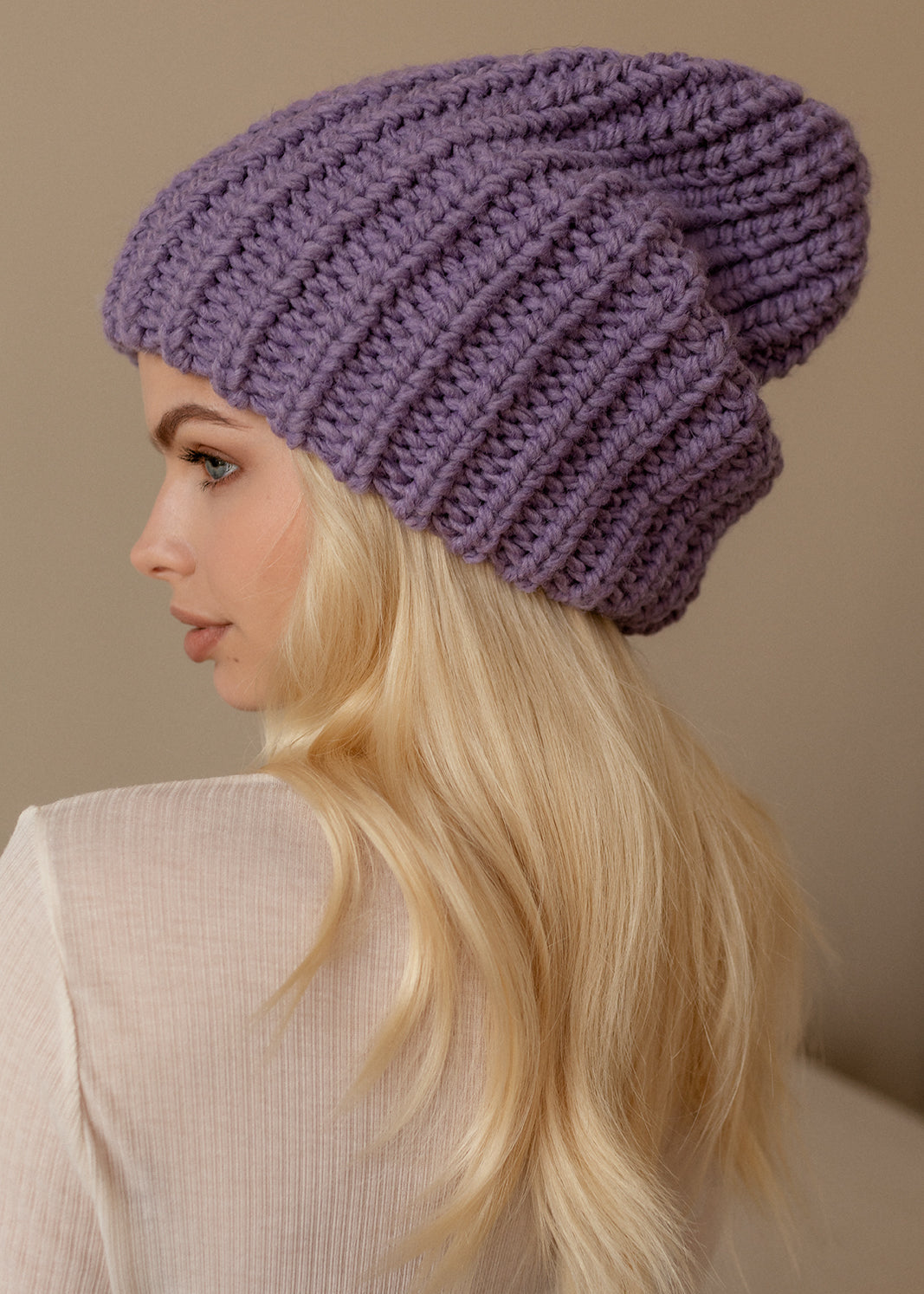 Oversized Lilac double-layer wool hat: Side profile of the lilac ribbed knit