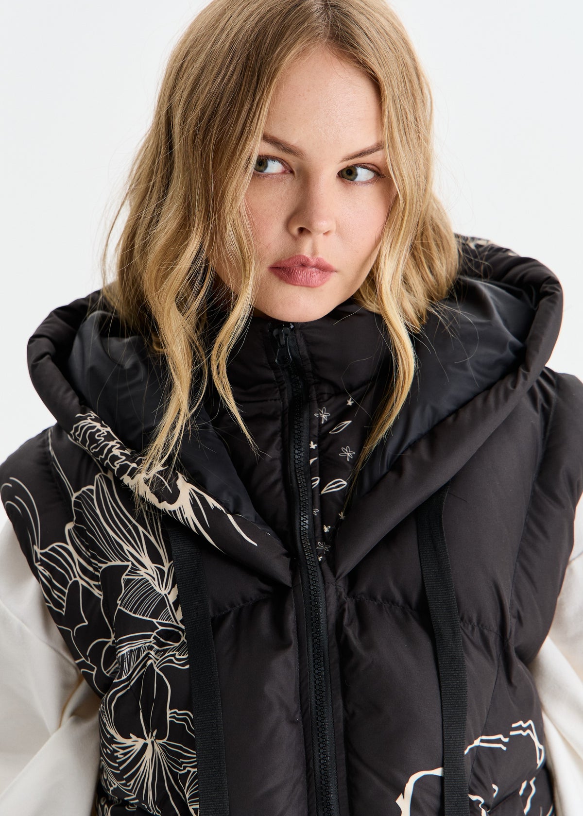 Aster Design Women’s Hooded Vest - BRIKOLY