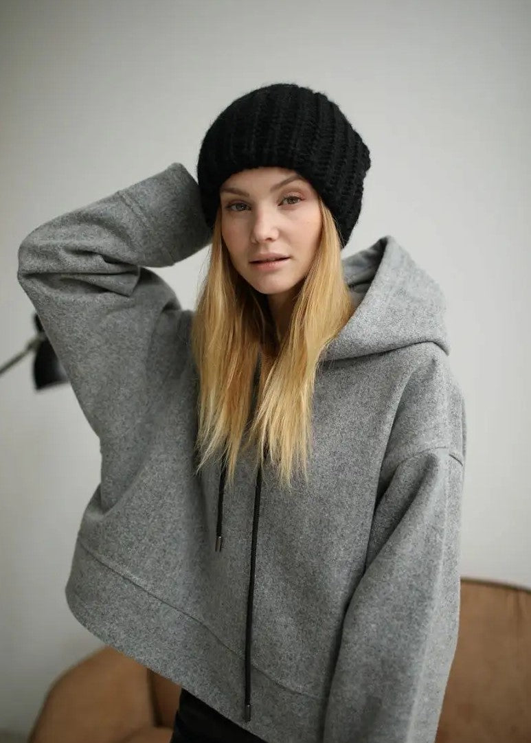 Oversized Black double-layer wool hat: Outfit portrait in a gray jacket