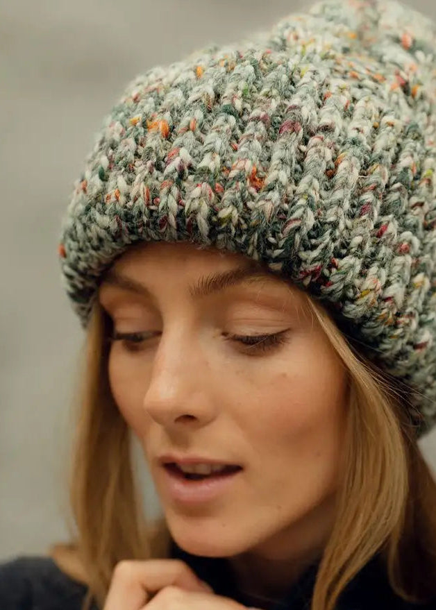 Tokyo Green cable knit wool beanie: Three-quarter close-up of the mixed yarn