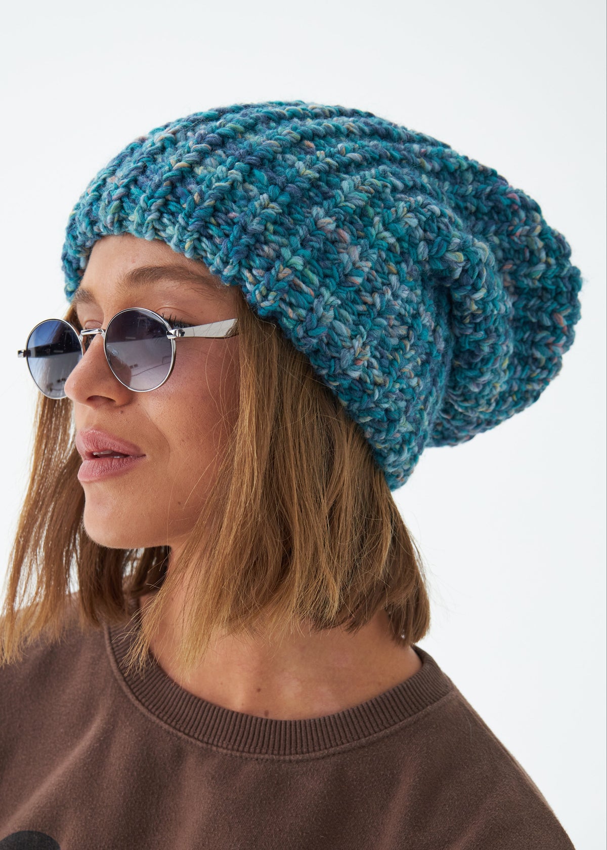 Oversized Tiffany double-layer wool hat: Three-quarter portrait with sunglasses