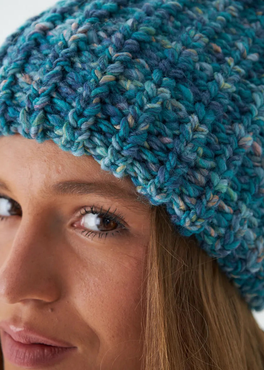 Oversized Tiffany double-layer wool hat: Close-up of the blue mixed yarn