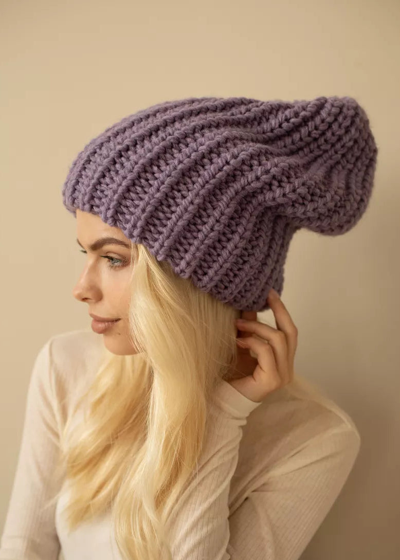Oversized Lilac double-layer wool hat: Side portrait with a hand beside the neck