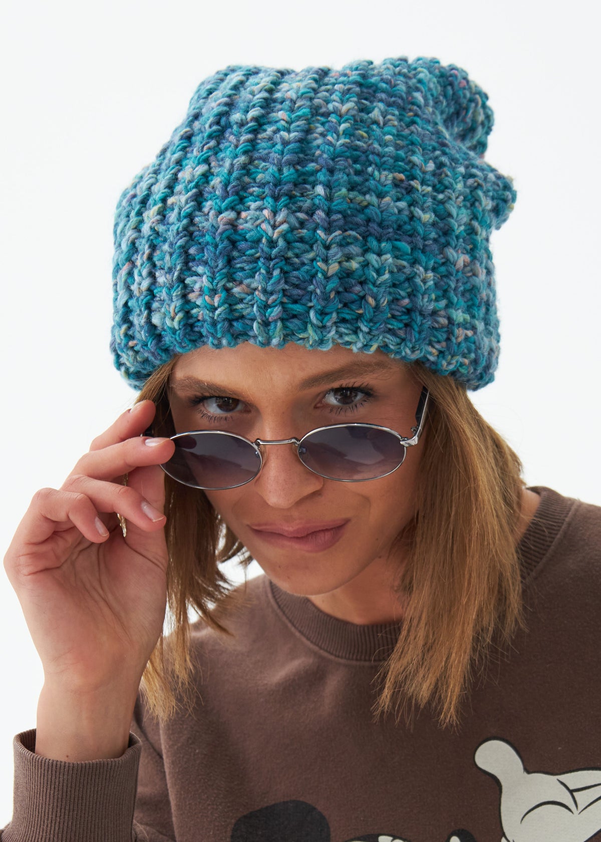 Oversized Tiffany double-layer wool hat: Front portrait with sunglasses lowered