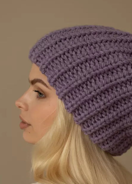 Oversized Lilac double-layer wool hat: Close-up of the lilac knit texture