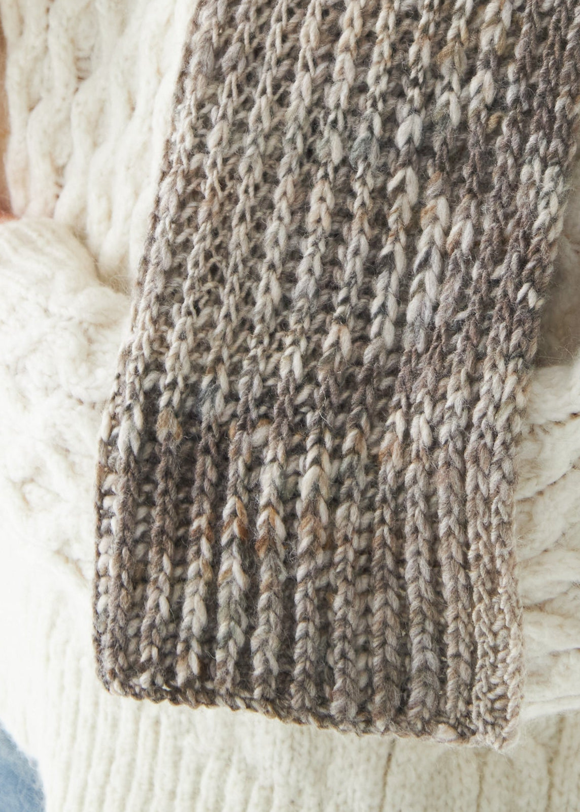 Oversized Gray alpaca-wool scarf: Close-up of the gray mixed ribbed stitches; beanie sold separately