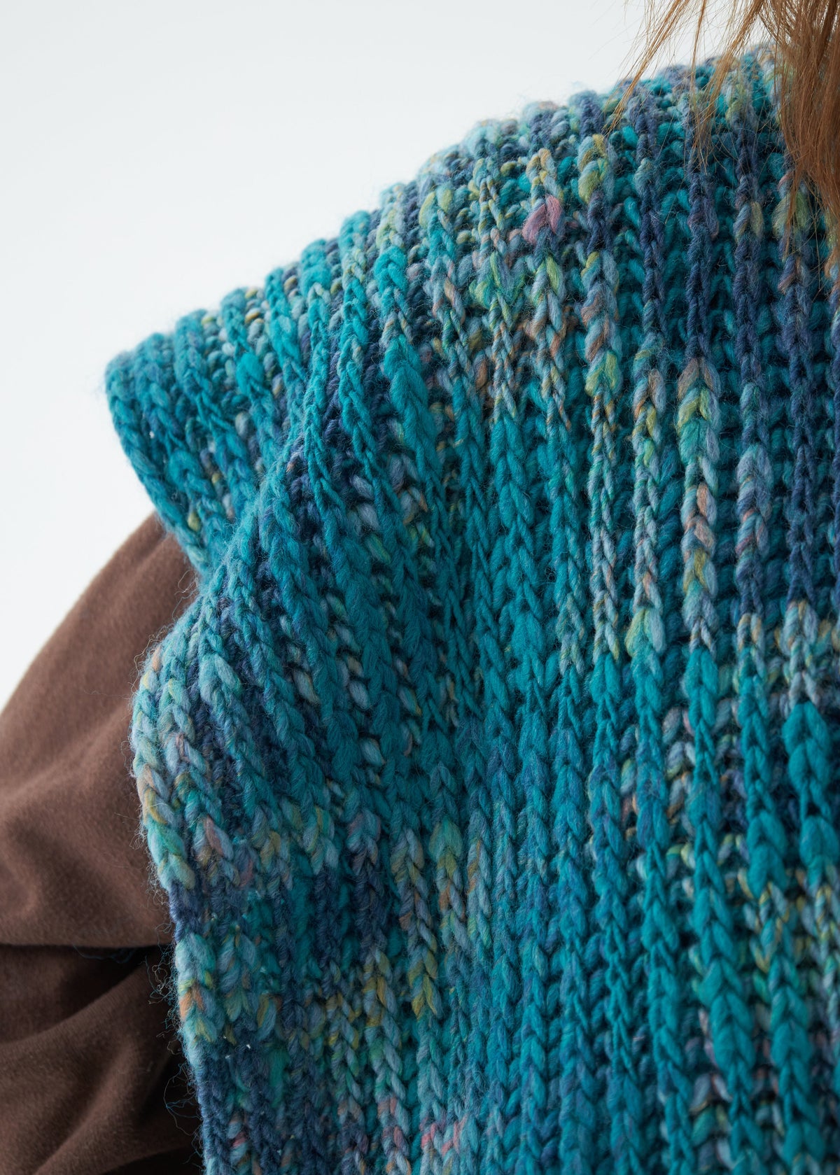 Oversized Tiffany alpaca-wool scarf: Close-up of the blue mixed stitches; beanie sold separately