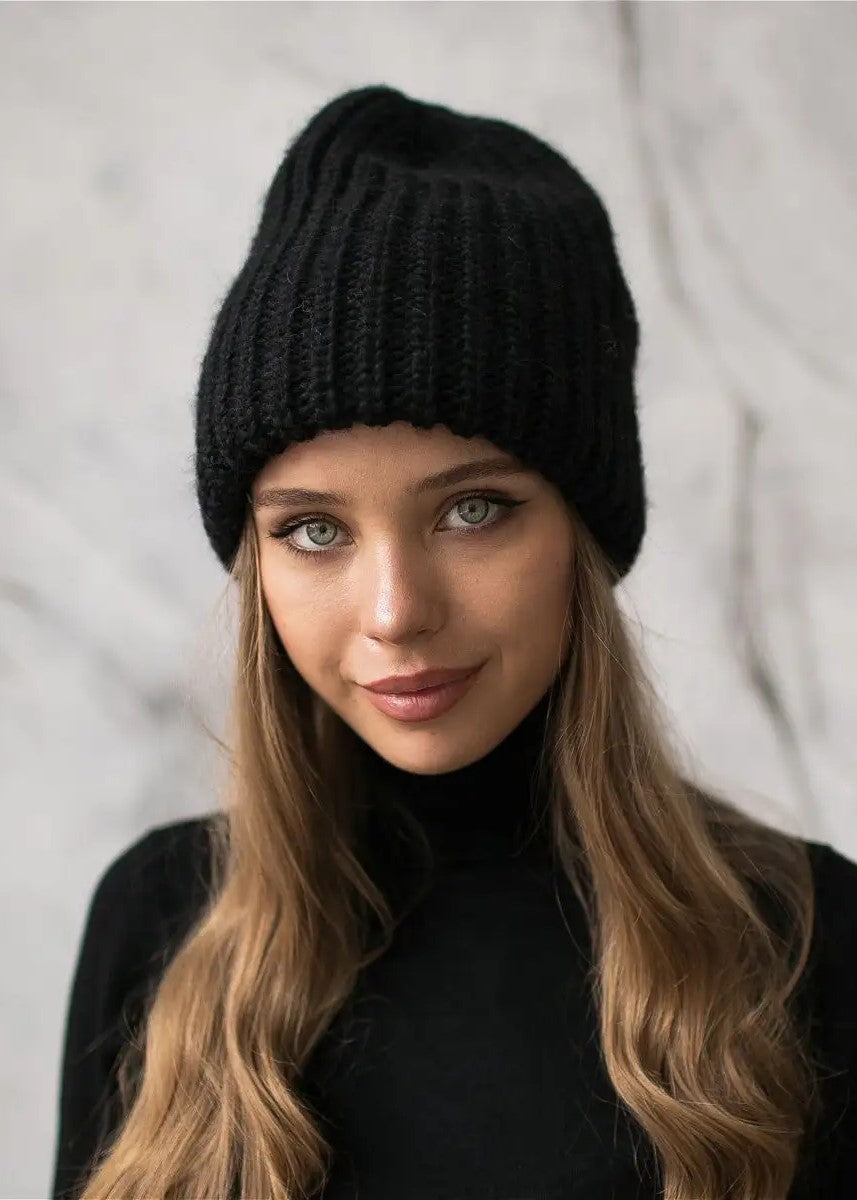 Oversized Black double-layer wool hat: Front close-up of the ribbed brim